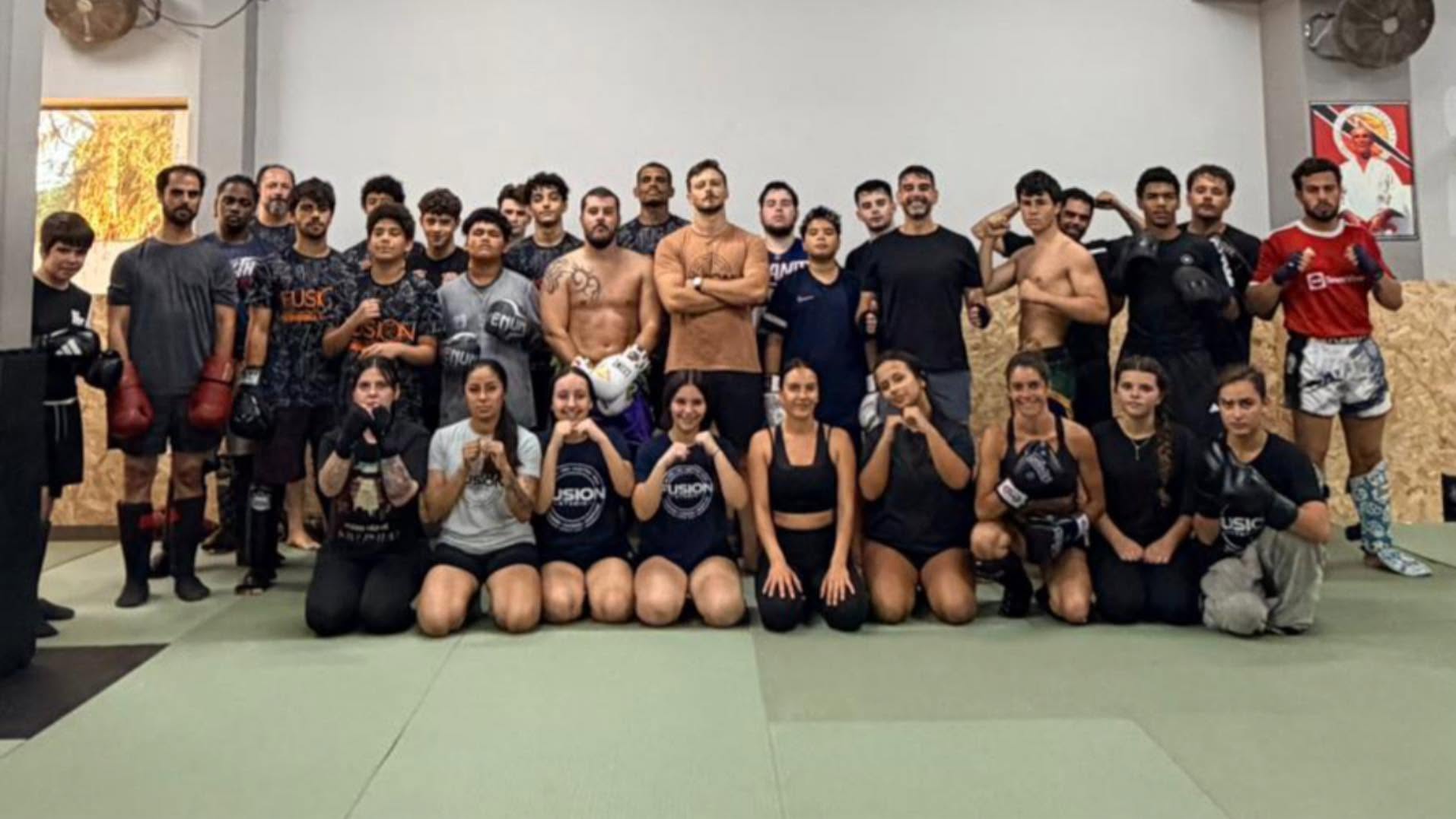 Grupo de alunos e treinadores da Fusion Studio depois de um treino de Muay Thai e boxe